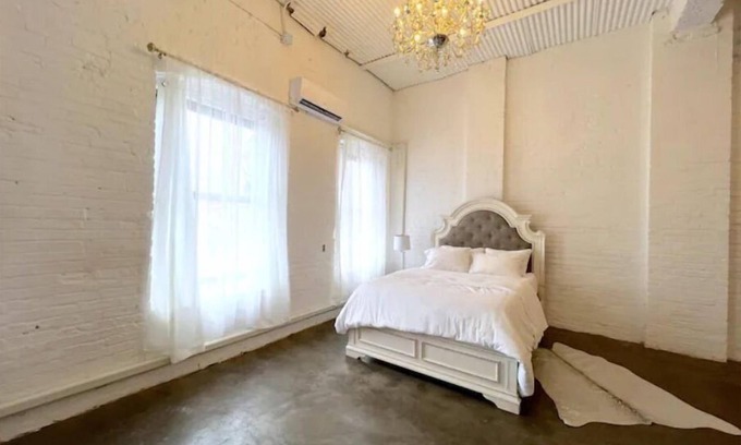 Albany Apartment | Unique Loft with Photo Studio & Breakfast Included