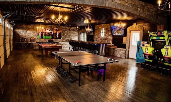Stroudsburg Cabin | Unforgettable Stay: Hot Tub, Movie Theater & Bar Access