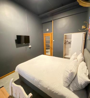 Kadikoy Apartment | Unique Suite by the Kadıköy Seaside - Pet & Child Friendly