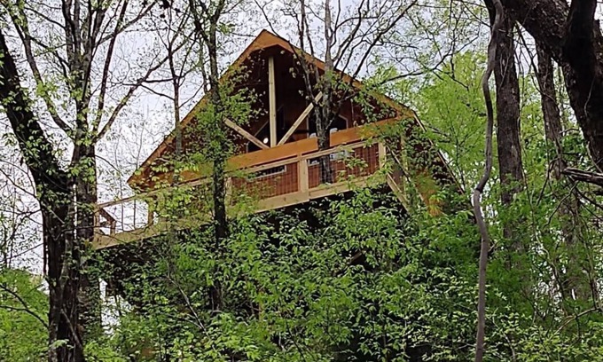 Jones Mills Cabin | Enchanting Treehouse Retreat at Lake Catherine with Views