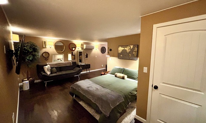 Damascus Apartment | Unique Underground Speakeasy with a Relaxing Hot Tub