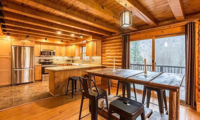 Arlington House | Cozy Vermont Log Cabin Surrounded by Majestic Red Mountains