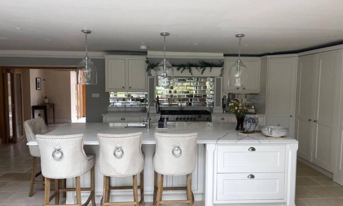 Sompting Villa | Inviting Villa with Pool, Garden & Parking for Memorable Stays