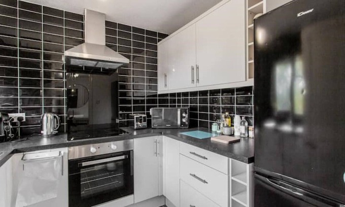 Redbridge Apartment | Vintage-Inspired Apartment with Breakfast and Family Amenities