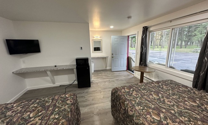 Lake Delton Hotel | Vintage Charm: Updated Hotel with Pool & Spa Amenities