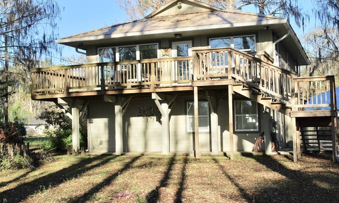 Lake Panasoffkee House | Captivating Waterfront Stilt House on Withlacoochee River
