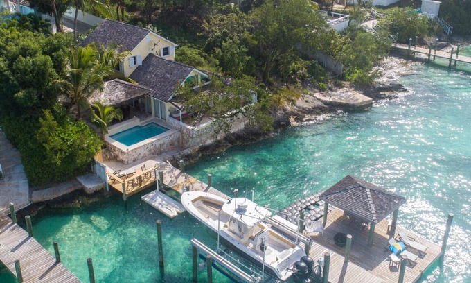 Dunmore Town House | Idyllic Waterfront Retreat on Harbour Island with Private Dock