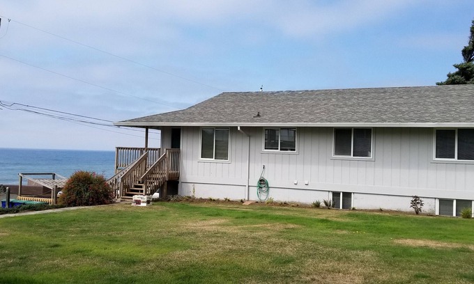 Gleneden Beach Apartment | Cozy Captains Quarters: Pet Friendly with Ocean Views