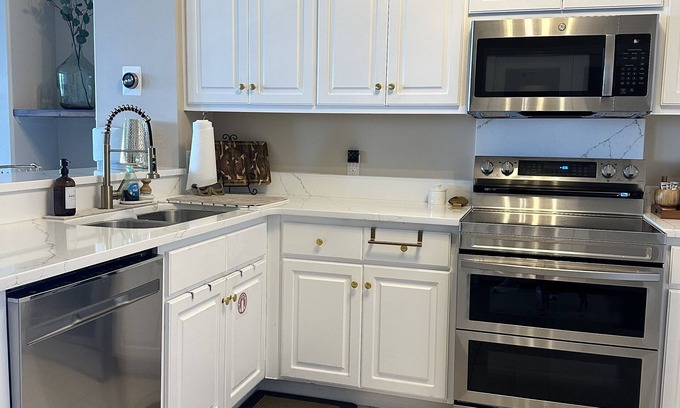 Thomas Drive Condo | Inviting 2 BR Ocean View Condo with Pool in Panama City Beach