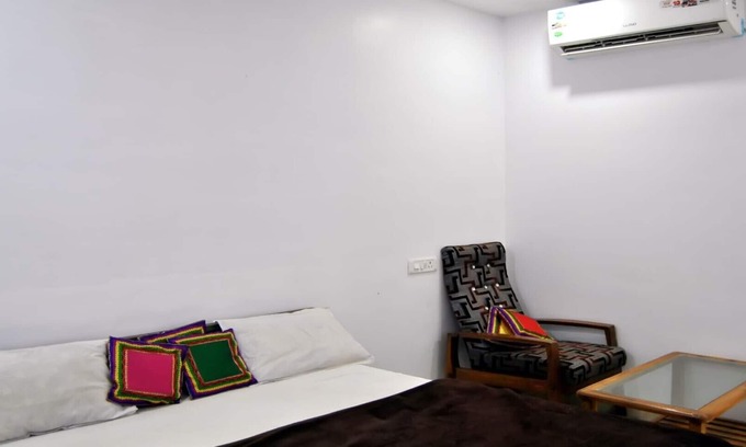 Jabalpur House | Inviting Unit 16: A Clean Room for Your Stay