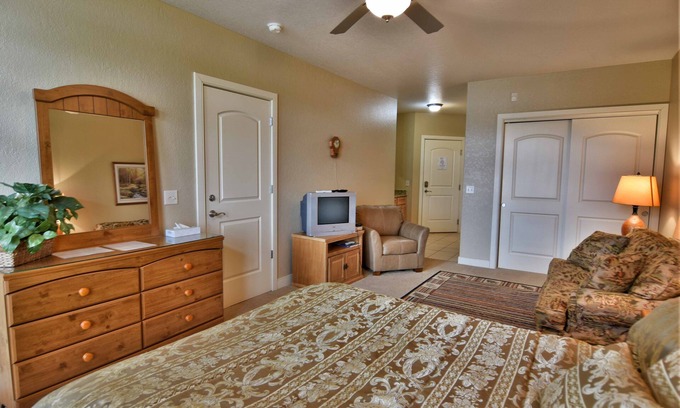 Birchwood Condo | Ideal 1 Bedroom Condo with Kitchen - Rated 10/10 by Guests