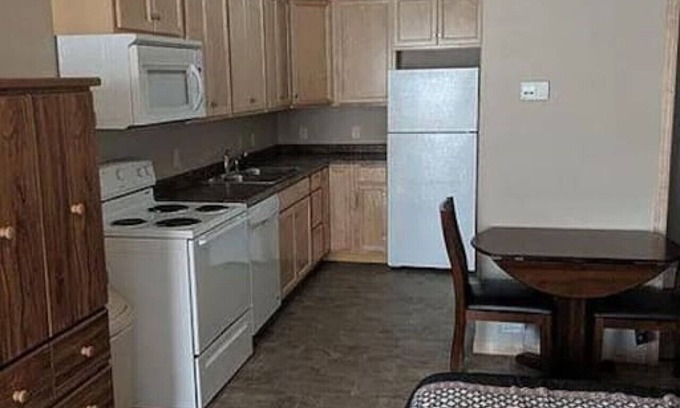 Harvey Apartment | Inviting Microhotel Studio with Full Kitchen for Families