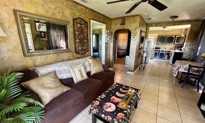 Windermere House | UNIT B · Lakeside Boho Bungalow in Windermere, 1GB WiFi