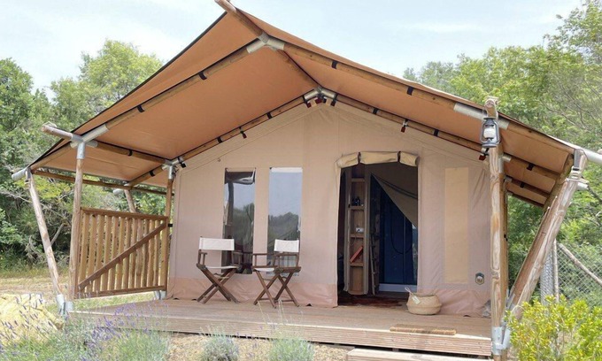 Scansano Apartment | Deluxe Unit with Private Bath at Tenda Lusso Bagno Comet