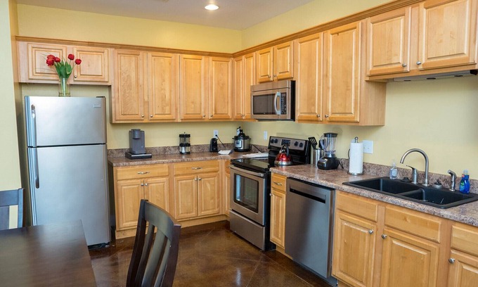 Kreole Apartment | Cozy Unit E with Kitchen & Breakfast for Family Getaways