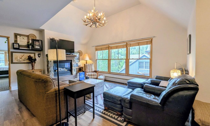 River Run Condo | Modern Village Condo with Vaulted Ceilings and Spa Amenities