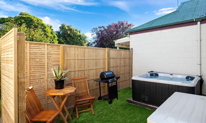 Sydenham House | Relaxing Unit with Spa Bath Near City Attractions
