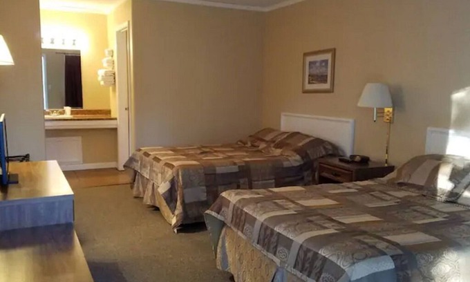 Golconda Apartment | Cozy Unity Lodge Suite 7 with Lake View & Pet-Friendly