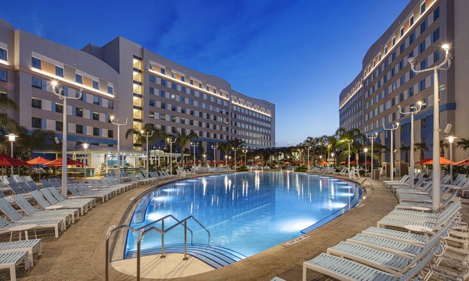 Florida Center Hotel | Experience Universal's Endless Summer Resort - Surfside Inn