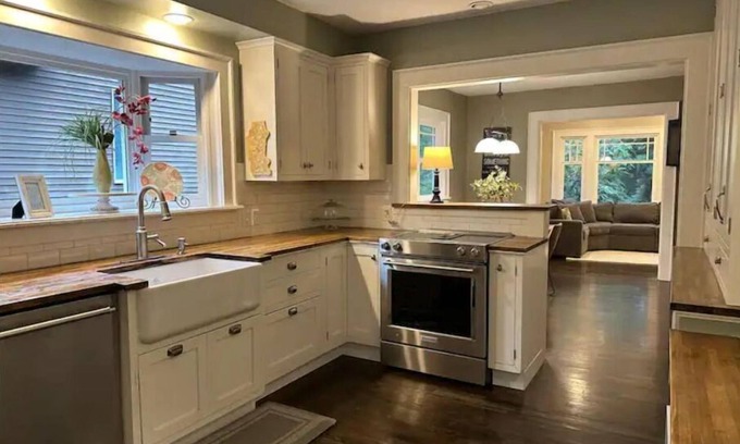 Ravenna House | Discover the University District Home: Family-Friendly Retreat