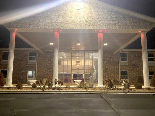 Carbondale Hotel | Pet-Friendly University Inn of Carbondale with Hot Tub