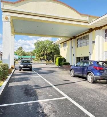 Gainesville Hotel | Pet-Friendly Retreat at Days Inn by Wyndham Gainesville