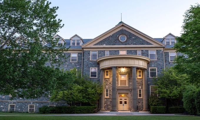 South End Hotel | Accessible Stay at University of King's College with Breakfast