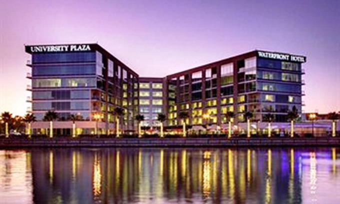 Civic Center Hotel | Cozy University Plaza Waterfront Hotel with Pool & Hot Tub
