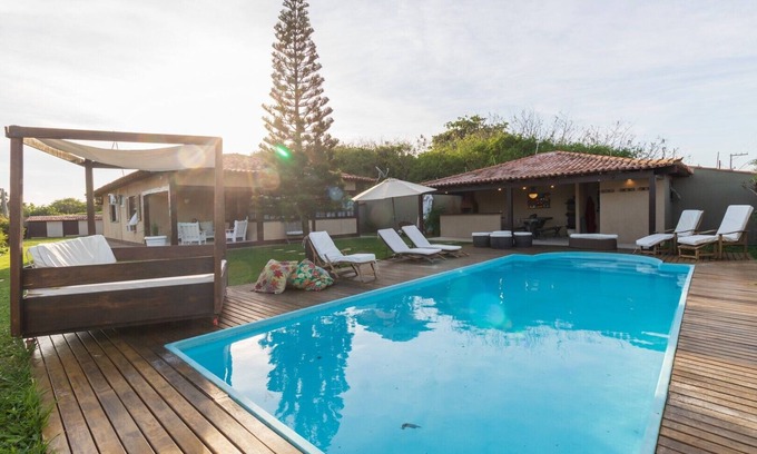Praia Rasa House | Prime Location: Steps from the Ocean with Family-Friendly Perks