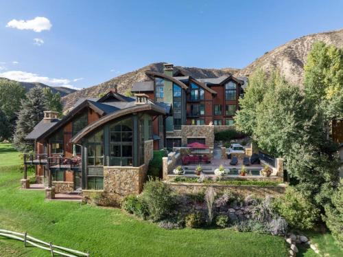 Avon House | Idyllic Lakeside Villa with Pool and Hot Tub Retreat