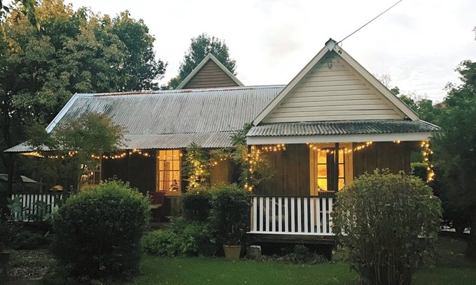 Cambewarra Cottage | Reconnect at Romantic Rose Cottage - Pet & Child Friendly