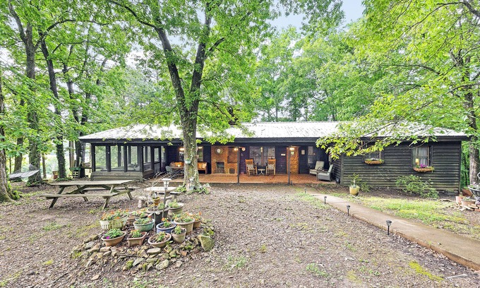 Parsons Cabin | Relaxing Tennessee River Cabin: Pet-Friendly Getaway Awaits
