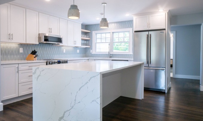 Fifth Ward Apartment | Unreal Newport Getaway: Oceanfront Bliss for Families!