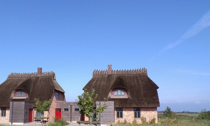 Nieby House | Unser Malerhaus: Oceanfront Escape for 4-5 Guests