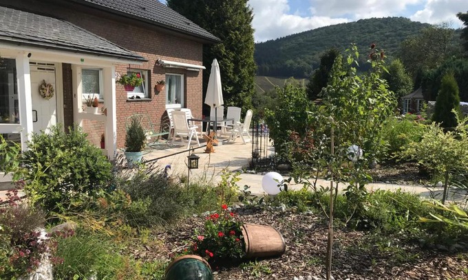 Siedlinghausen Apartment | Family-Friendly Unter den Wolken with Kitchen & Pet Options