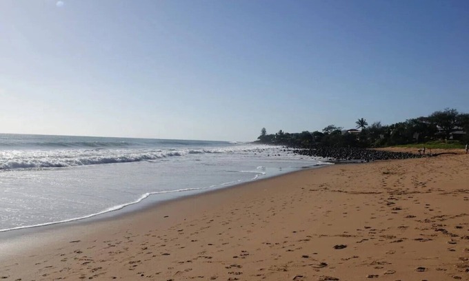 Bargara House | Relax at Archie’s Beach Retreat: Oceanfront Spa & Family-Friendly