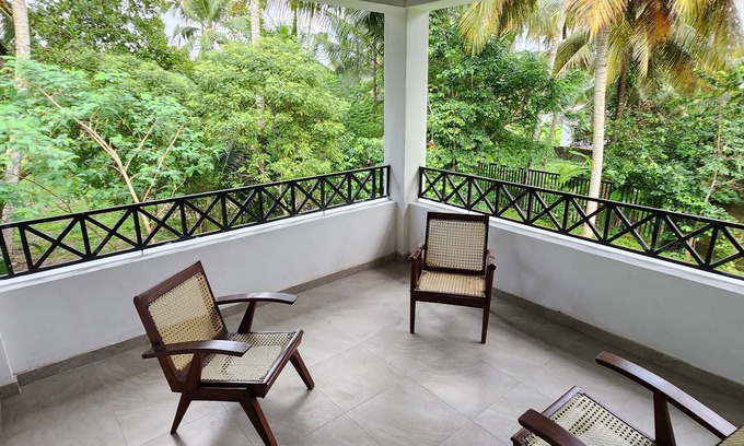 Minuwangoda House | Unwind and relax, cozy house on acre by the rice fields, plenty of space to rest