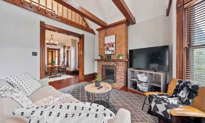 Victorian Village Condo | Idyllic Short North Retreat with Family-Friendly Amenities