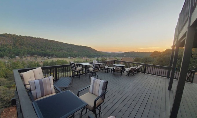 Strawberry Cabin | Relax and Discover Panoramic Views with Family-Friendly Amenities