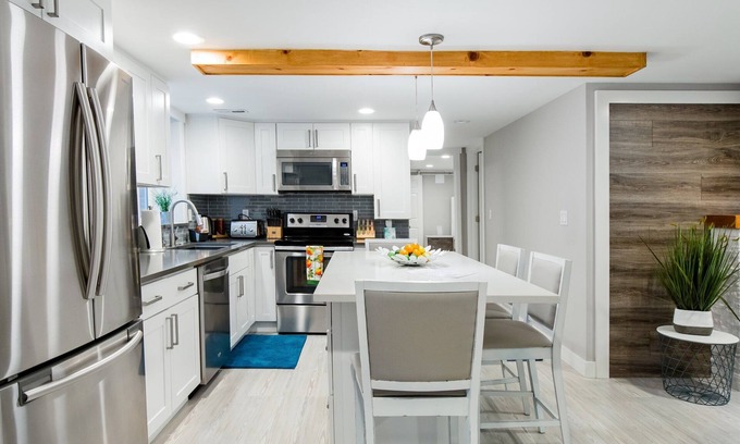 Kirkland Apartment | Relax in a Modern Kirkland Suite with Full Kitchen Access