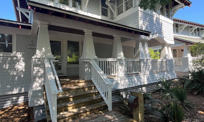 The Hammocks Cottage | Unwind at Wind Rose 3-bedroom cottage on beautiful BHI with pool, fitness, bbq!