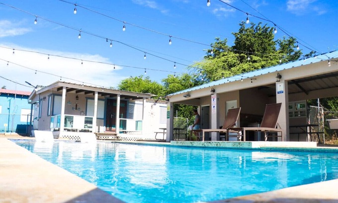 El Combate Apartment | Unwind by the Pool, 2mins to Combate Beach