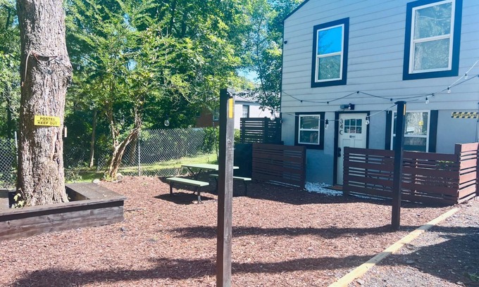 Atlanta House | Relax & Discover at Downtown ATL's Retro Bungalow