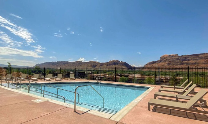 Moab Hotel | Unwind in Moab's Embrace – Comfortable Room with Kitchen and Pet-Friendly