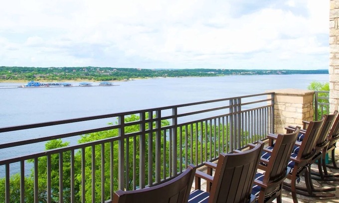 Lakeway Hotel | Relax and Enjoy Free Parking with Outdoor Pool Access!