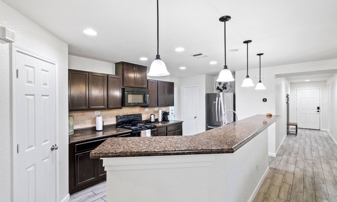 San Antonio House | Relax and Enjoy Family-Friendly Amenities in Comfort
