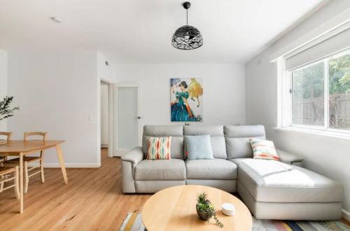 Moonee Ponds Apartment | Relax in Style Just 7km from the CBD with Breakfast