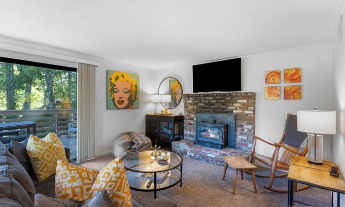 Olympic Valley House | Prime Location: Spacious Four-Bedroom Retreat Near Palisades