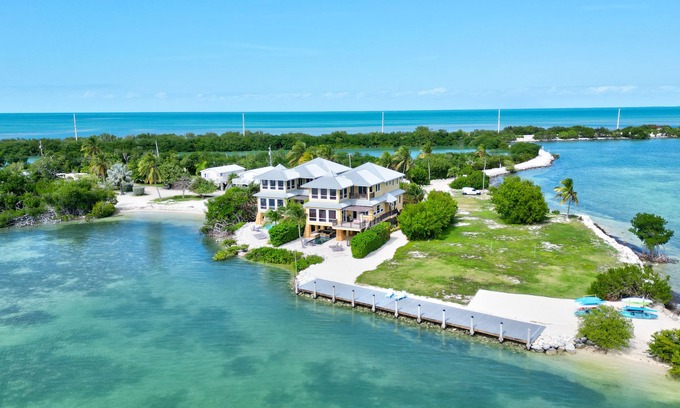 Marathon Villa | Relax at Oceanedge Villa on Seapalm Island - Rated 9.6/10