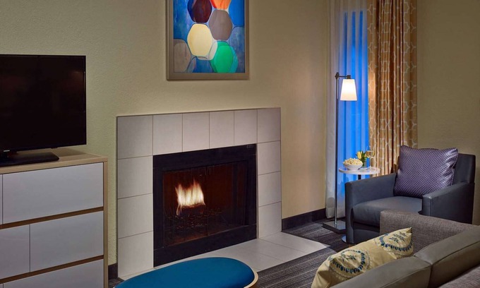 Blue Ash Hotel | Relax in Cincinnati: Kitchen, Free Breakfast & Pet-Friendly!